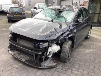 damaged passenger cars Volkswagen Polo Polo VI (AW1), Hatchback 5-drs, 2017 1.0 12V BlueMotion Technology 2018/6