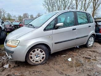 uszkodzony samochody osobowe Fiat Idea 1.4-16V Dynamic 2004/9