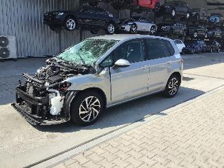Damaged car Volkswagen Golf Sportsvan  2019/1