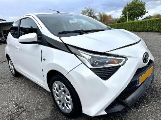 Toyota Aygo 1.0 VVT-i 72pk X-Play 5drs - 31dkm nap - camera - airco - cruise - aux - usb - bleutooth - stuurbediening picture 3