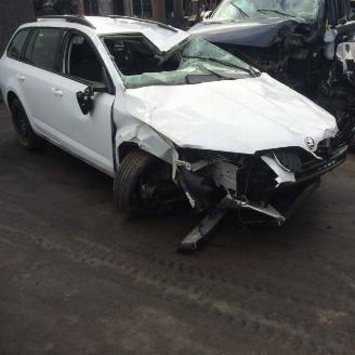 damaged passenger cars Skoda Octavia  2016/7